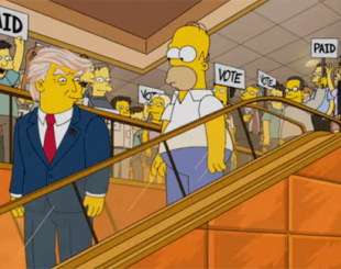 Episódio de 2015 mostra o presidente eleito Donald Trump descendo escadas rolantes junto com Homer Simpsons (Foto: Reprodução/YouTube)