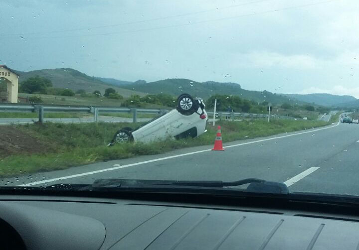 JPB2, Motorista perde controle do carro após ultrapassar carreta e capota  na BR-230