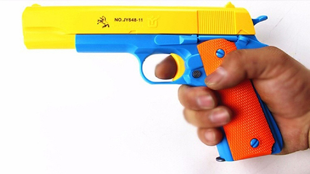 ATUALIDADES  A proibição de armas de brinquedo impede crianças de