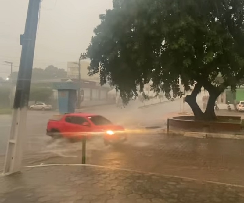 Chuva Forte: Rio Transborda e Alaga Ruas em várias Cidades da Região  Nordeste de Minas.  Chuva Forte: Rio Transborda e Alaga Ruas em várias  Cidades da Região Nordeste de Minas. Balanço